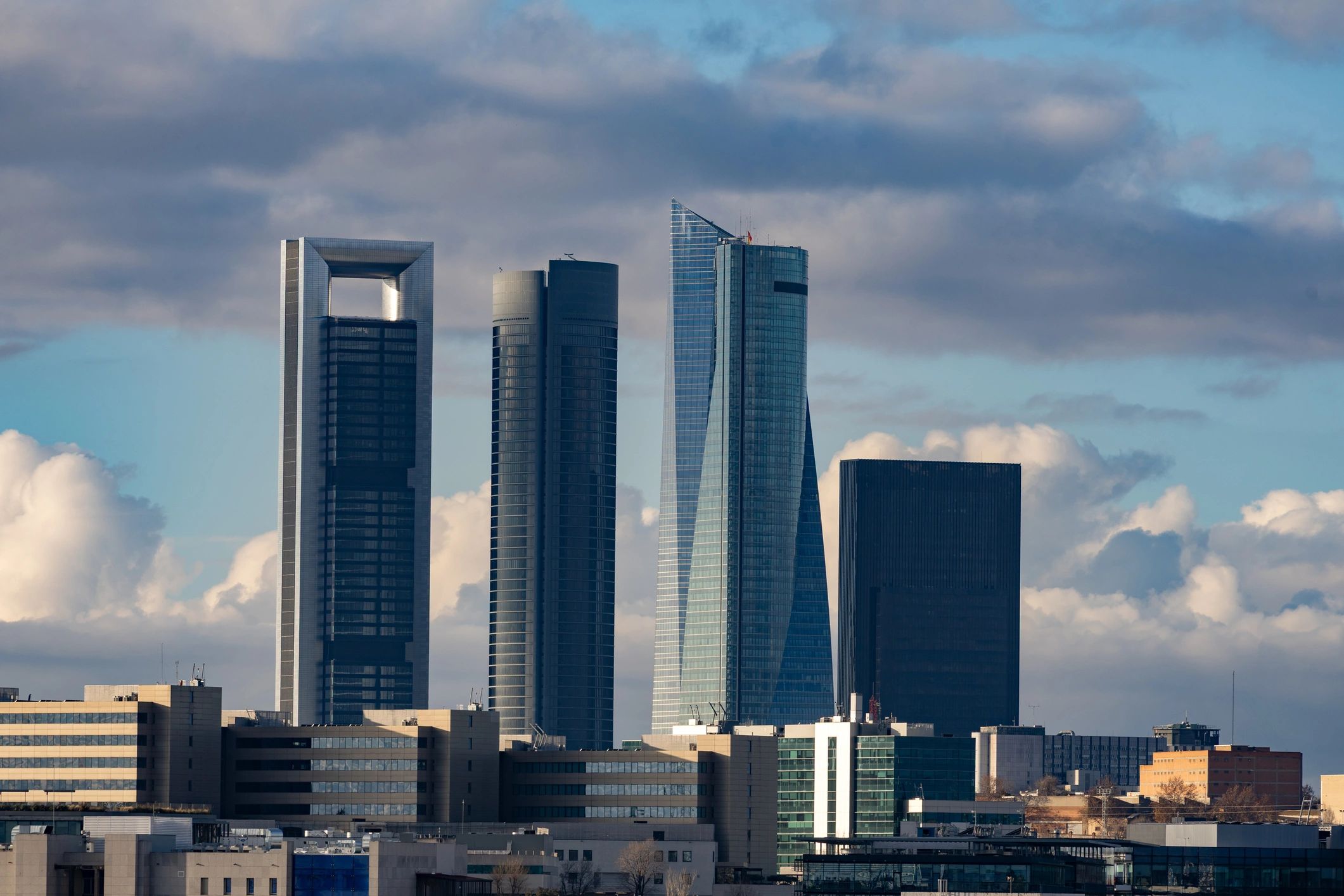 Skyline corporativo de Madrid con torres de oficinas