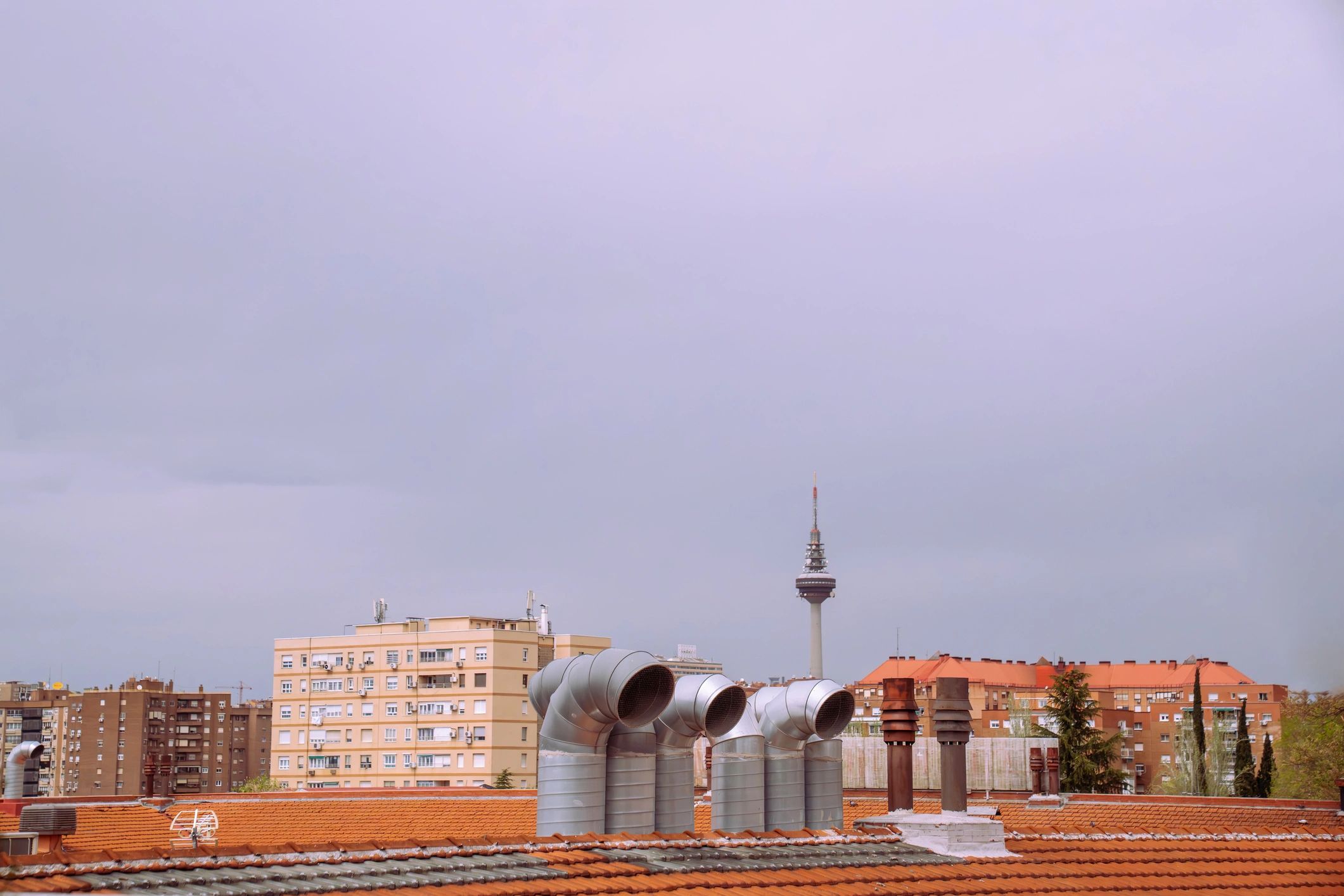 Vista urbana de Madrid que refuerza el contexto local de la firma